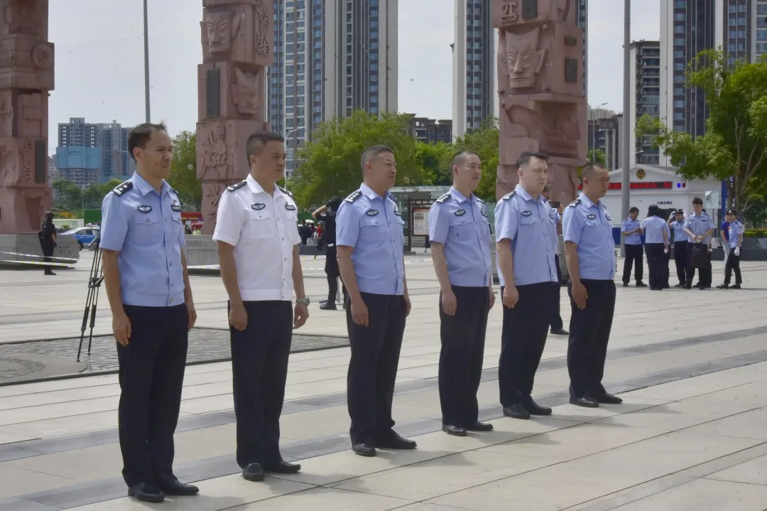 大场面！转战三省！警方押解150余名跨境诈骗嫌疑人回川