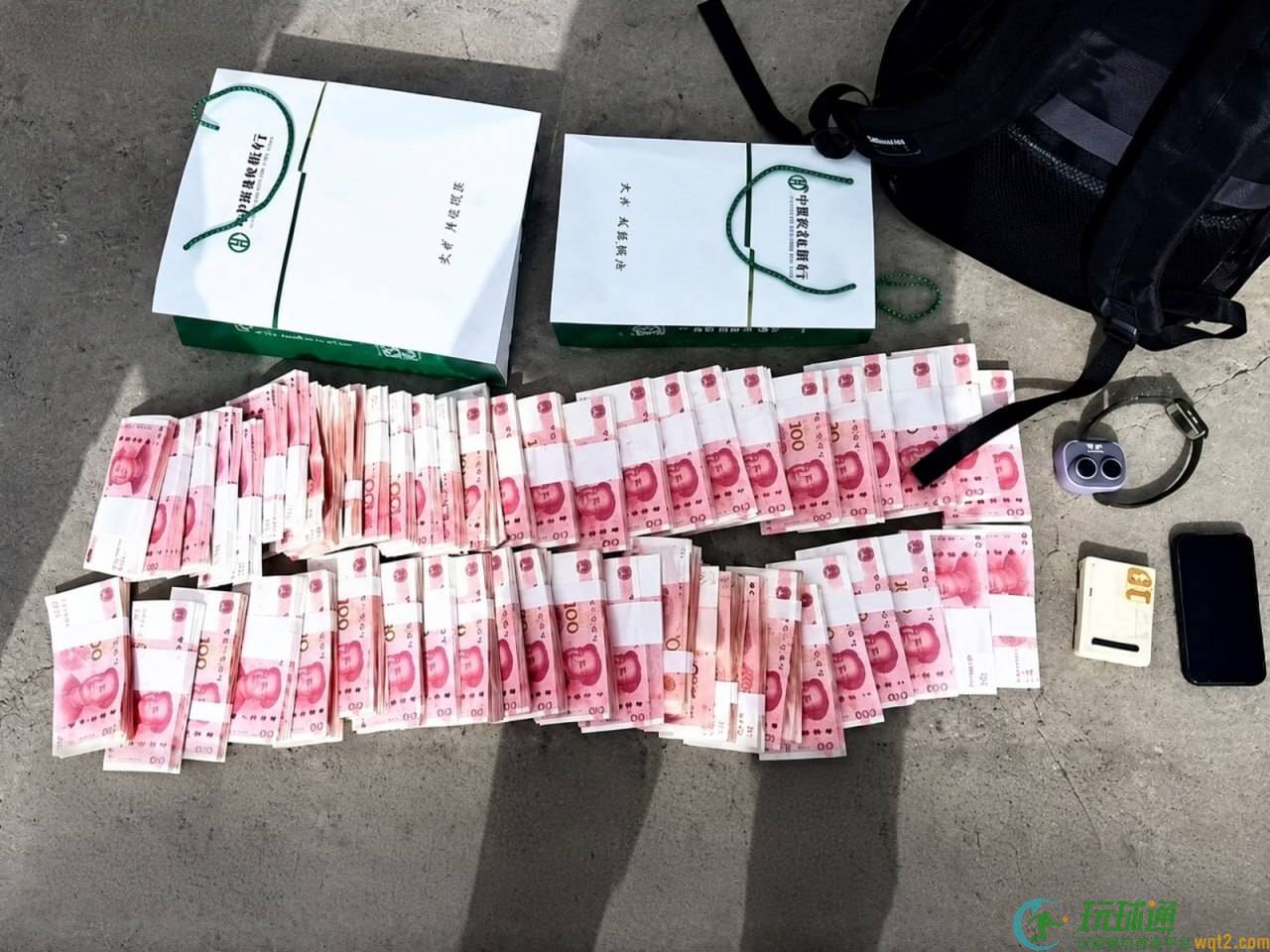 甘肃男子深陷虚假投资骗局,两次取现51万元,警方当场抓获电诈取款人员